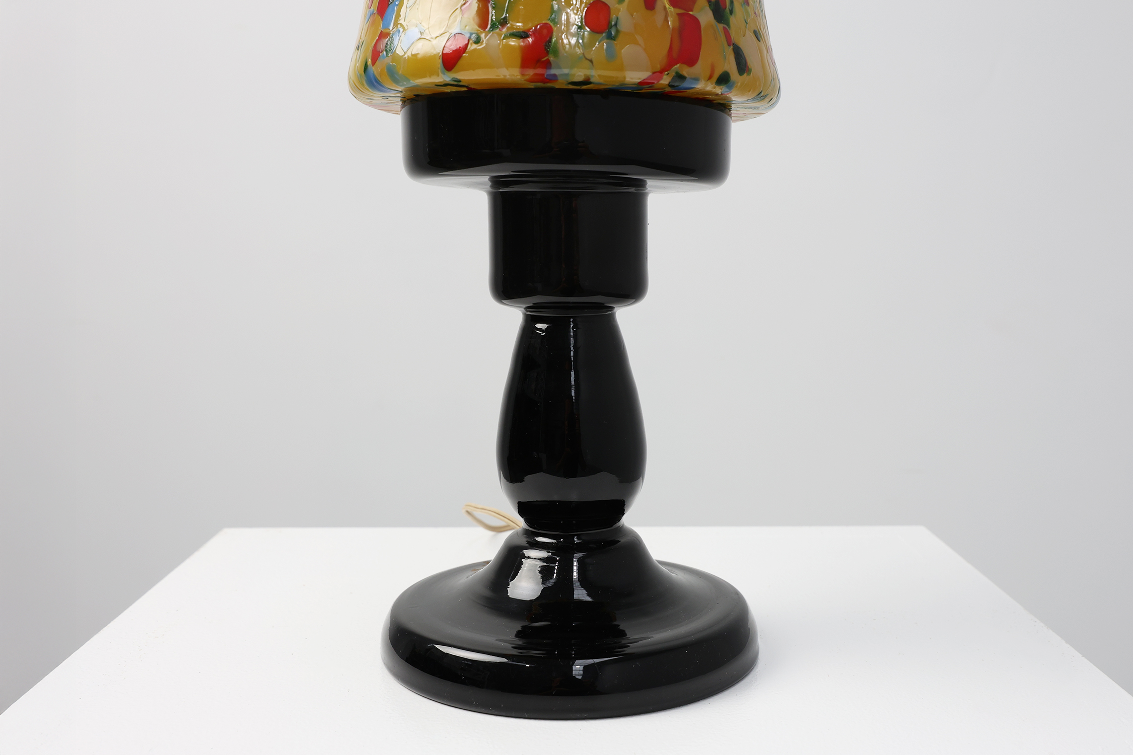 French Art Deco Table Lamp with Multicolored Spatter Glass Shade and Black Glass Base, 1920sthumbnail